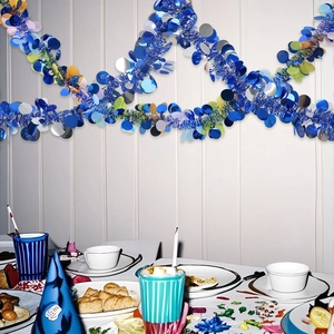 Détail de guirlande bleue métallisée de 2m avec des paillettes rondes pour décoration fête