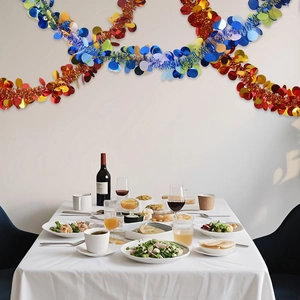 Détail de guirlande de Noël colorée avec paillettes métalliques pour décoration de fête