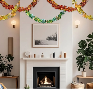 Détail de guirlande de Noël colorée avec des paillettes métalliques pour décor de fête