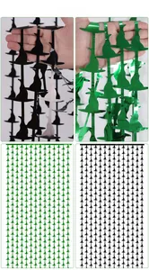 Details von Halloween-Hexenhut-Folienvorhängen in glänzendem Schwarz und Neongrün