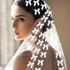 Dettaglio del velo da sposa bianco a gabbia con piccoli fiocchi in nastro di raso