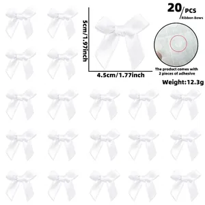 Set di 20 mini fiocchi in raso bianco con 2 fogli di punti adesivi per decorazione