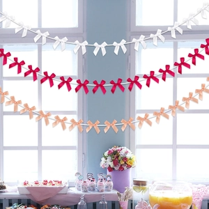 Dettaglio di ghirlande con fiocchi colorati per decorazioni di compleanni e matrimoni