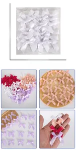 Dettaglio di piccoli fiocchi colorati in raso fatti a mano per decorazioni fai-da-te
