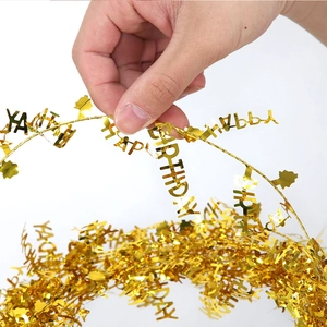 Détail de la bannière Happy Birthday en feuille dorée avec lettres creuses métallisées