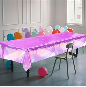 Makro-Detail der rechteckigen lila schillernden Laser Tischdecke mit metallischem Glanz