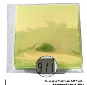 Detail der schillernden Partytischdecke mit 5mm Dicke und 91,1g Gewicht auf der Waage