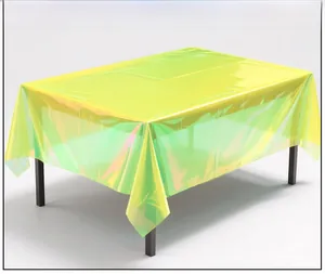 Makro-Detail der wasserdichten irisierenden gelben holografischen Tischdecke mit Lichtreflexion