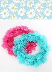 Dettaglio di ghirlande di margherite rosa e blu in filo per decorazioni di feste