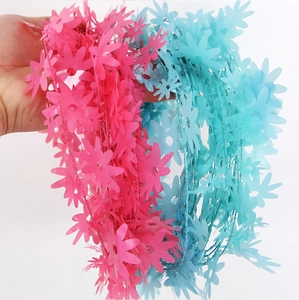 Dettaglio di ghirlande di margherite rosa e blu per decorazioni di feste e fai-da-te appese