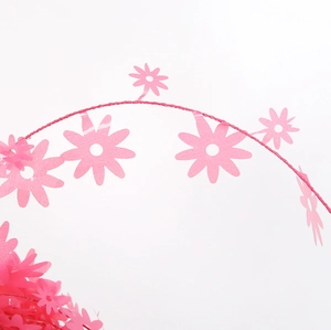 Vista dettagliata della ghirlanda di margherite rosa con petali per decorazioni di feste