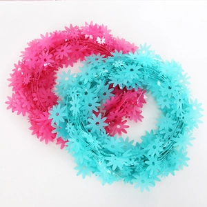 Dettaglio di ghirlande di margherite rosa e verde acqua per feste e decorazioni DIY
