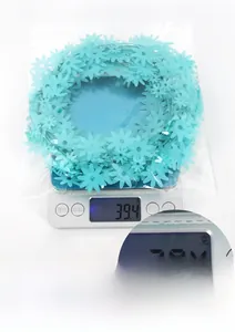 Vista dettagliata della bilancia con il peso della ghirlanda di margherite in filo blu