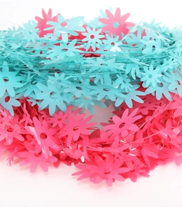 Dettaglio di ghirlande a margherita blu e rosa per feste e decorazioni per ghirlande fai-da-te