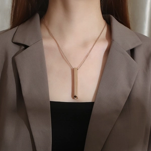 Colgante de respiración consciente en oro rosa pulido usado en una cadena elegante