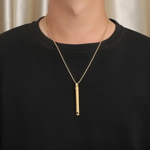 Collar dorado de respiración consciente en modelo con fondo de tela beige