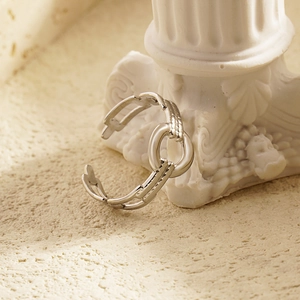 Anillo de cadena plateado pulido sobre mármol, joyería de moda minimalista para mujer