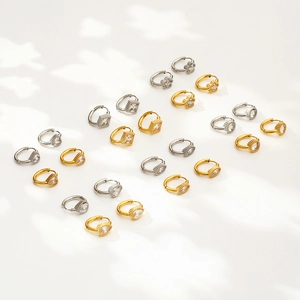 Set di orecchini geometrici in oro e argento con ciondoli in zirconia scintillanti