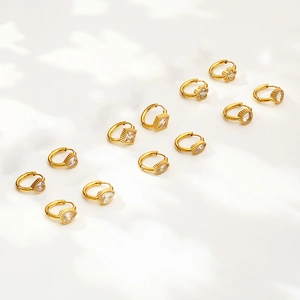 Set di orecchini a cerchio in acciaio placcato oro con zirconi e forme geometriche