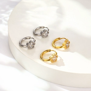 Orecchini a cerchio con zircone a stella in oro e argento con bordi a micro-sfere
