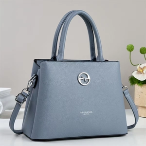 Borsa a mano in pelle grigio-blu con logo argento e tracolla regolabile