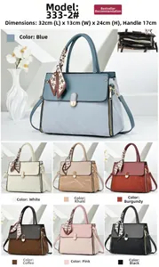 Vista dettagliata della borsa tote grande 32x13x24cm con foulard in seta e struttura interna