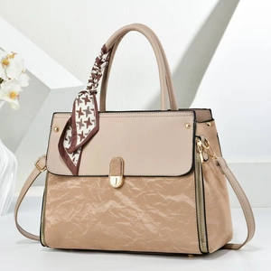 Borsa beige alla moda con trama plissettata e chic foulard in seta pied-de-poule sul manico