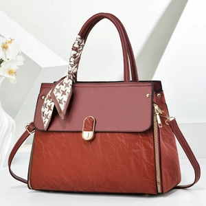 Elegante borsa tote rosso vino con trama plissettata, hardware dorato e foulard di seta