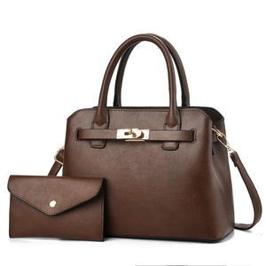 Ensemble sac à main marron et portefeuille avec détails dorés et bandoulière