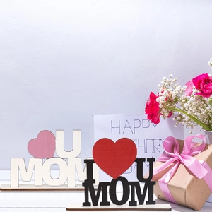 Décoration de fête des mères en bois avec cœur et lettres MOM sur fond blanc