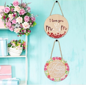 Gros plan de panneaux suspendus en bois pour la fête des mères avec décorations florales