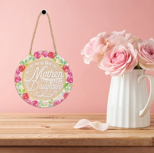 Plaque en bois Fête des Mères avec roses roses et citation sur un mur rose décoratif