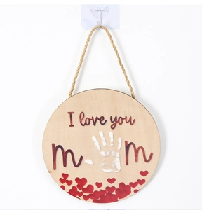 Détail de la plaque en bois ronde Fête des Mères avec texte I Love You Mom et cœurs