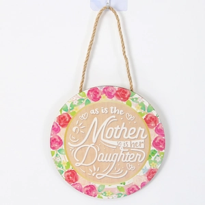 Détail de la plaque en bois de Fête des Mères avec couronne de roses et citation