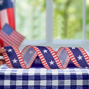 Dettaglio del nastro patriottico americano con stelle bianche e strisce rosse su blu