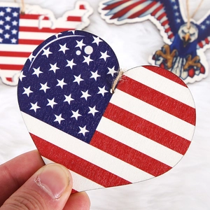 Cuore in legno decorativo con bandiera americana e corda di canapa per il 4 luglio