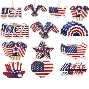 Set di ornamenti in legno per il Giorno dell'Indipendenza USA con bandiere e motivi patriottici