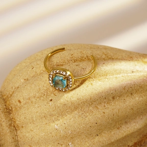 Anillo abierto elegante bañado en oro con circón azul cuadrado y detalles pavé