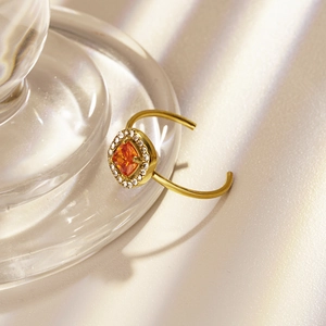 Anillo ajustable dorado con circonita cuadrada naranja y pavé de diseño minimalista
