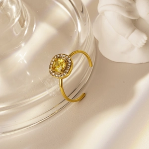 Anillo ajustable de oro con circón amarillo cuadrado y halo de diamantes brillantes