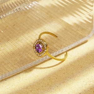 Anillo ajustable de oro con circón púrpura cuadrado y un halo de diamantes brillantes