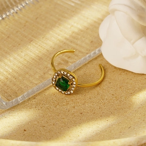 Anillo dorado ajustable de lujo con gema verde cuadrada y detalles de circonita blanca