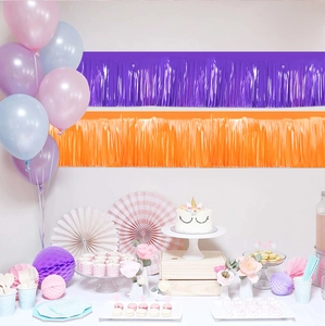 Neon-Makronen-Partyhintergrund mit lila und orangefarbenen Fransenvorhängen und Deko