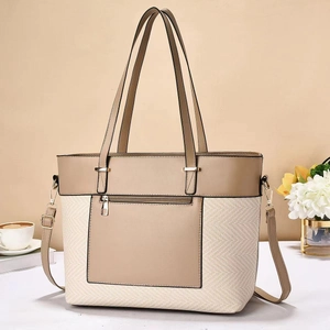 Dettaglio delle cuciture e finiture dorate su questa borsa tote bicolore elegante