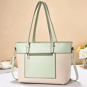 Dettaglio della borsa tote in pelle verde chiaro e tessuto beige con tracolla regolabile