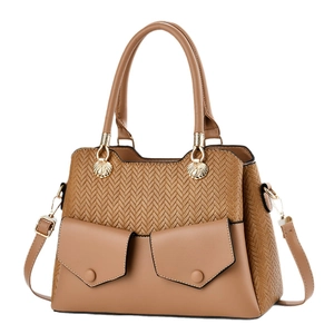 Sac à main élégant marron avec texture tissée et bandoulière réglable pratique