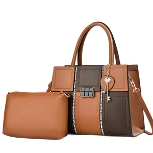 Borsa patchwork marrone con ciondolo a chiave dorato e piccola pochette abbinata