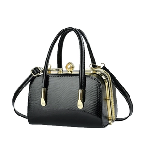 Sac docteur noir brillant élégant avec cadre doré, fermoir perle et détails en diamant