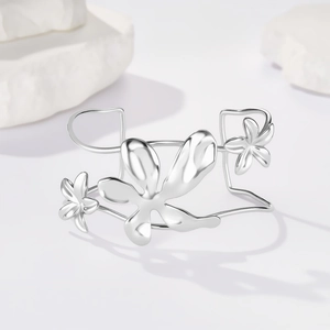 Dettaglio del bracciale aperto argento con design floreale artistico e fluido 3D