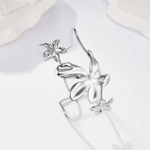 Dettaglio macro di un bracciale aperto a C in acciaio inossidabile argento floreale